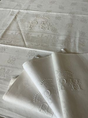 trois serviettes posées sur une table