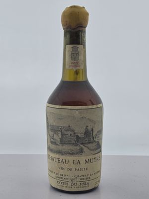 l'image d'une bouteille de vin posée sur une table