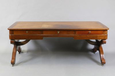 un vieux bureau en bois avec deux tiroirs et un tiroir sur le dessus