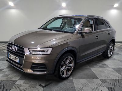 L'Audi QX est garée sur un sol à damier dans un showroom.
