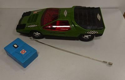 une petite voiture verte et une boîte bleue posées sur une table