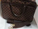 un sac Louis Vuitton posé sur une table