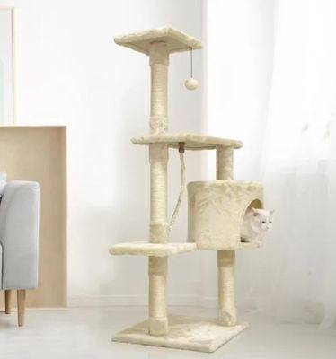un chat assis au sommet d'un arbre à chat