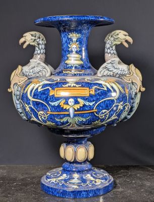 un vase bleu orné de deux oiseaux, posé sur une table