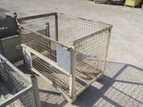 une cage métallique sur laquelle est accrochée une pancarte, dans un parking