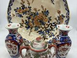 trois vases et une assiette ornée d'un oiseau