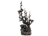une statue représentant un arbre avec des branches et des fleurs