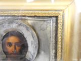 une photo représentant une femme, dans un cadre doré