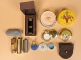 de nombreux objets différents posés sur une table
