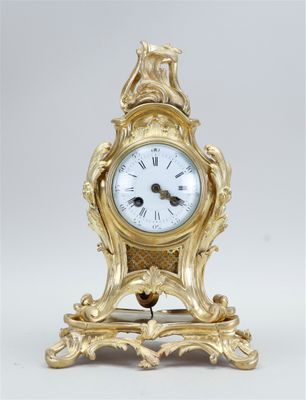 Pendule en bronze doré de style Louis XV sur une base en bro…