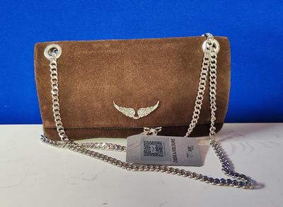 une photo d'un sac à main en daim marron entouré d'une chaîne