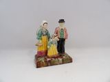 une figurine représentant un homme et une femme debout sur une table