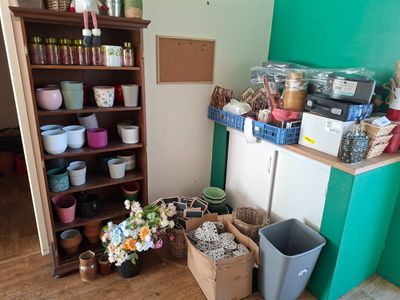 une pièce avec une bibliothèque et tout un tas de casseroles et de poêles