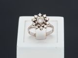 un gros plan d'une bague en diamant posée sur une boîte blanche