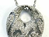 une photo d'un collier en argent orné d'un motif circulaire