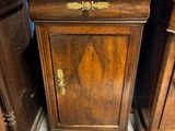 une armoire en bois surmontée d'une vitrine