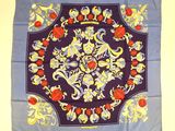 un carré bleu et jaune orné d'un motif floral