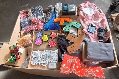 26 / 1 palette de 86 kg de mix (fleurs factices, décor… - Photo 1