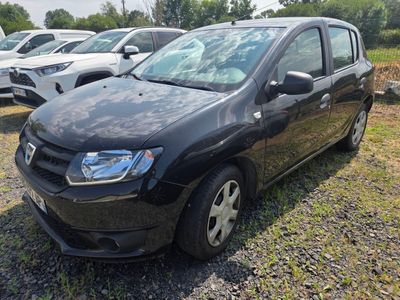 une photo d'une voiture noire garée sur un parking