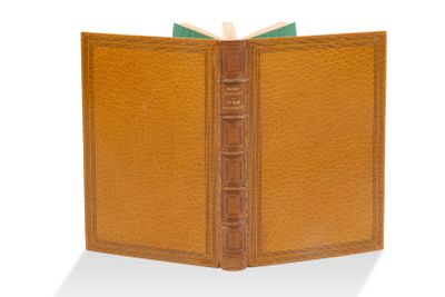 une image représentant un livre en cuir marron à la couverture verte