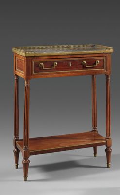 une console en acajou de style George II avec un plateau en marbre