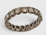 gros plan d'une bague en diamant sur fond blanc