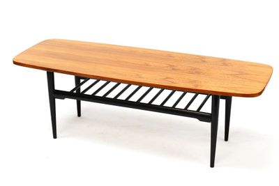 une photo d'une table basse avec un plateau en bois et des pieds noirs