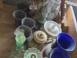 de nombreux vases et bols sur la table de cette pièce