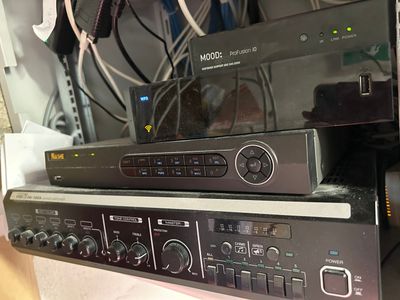 de nombreux appareils électroniques empilés les uns sur les autres sur une étagère