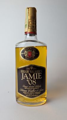 l'image d'une bouteille de whisky posée sur une table