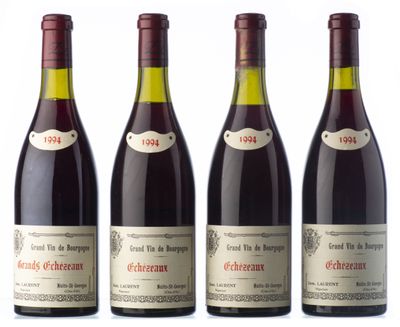 trois bouteilles de vin rouge sont alignées sur une surface blanche