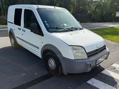 une camionnette blanche garée sur le bord de la route