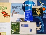 de nombreux types d'affiches différents par terre