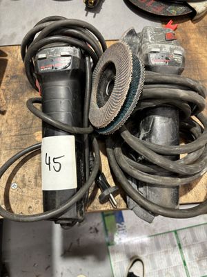 un grand nombre d'outils posés sur une table