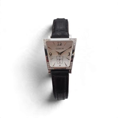 un gros plan d'une montre-bracelet sur fond blanc