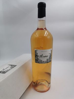 une bouteille de vin posée à côté d'une boîte