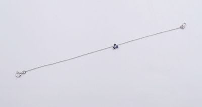 un cerf-volant qui vole dans le ciel par temps nuageux