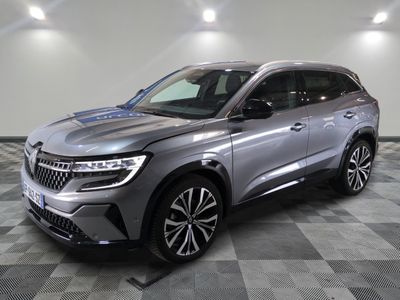 un SUV argenté garé dans une pièce au sol en damier