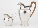 deux pièces d'argenterie, à savoir un pichet et une tasse