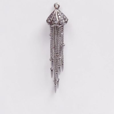 pendentif plaqué argent avec chaîne et pompons sur fond blanc