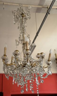un lustre suspendu au plafond d'une pièce