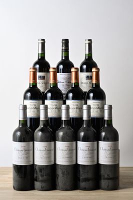 plusieurs bouteilles de vin sont alignées sur une table en bois