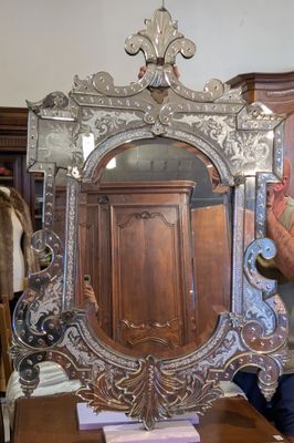 un homme qui se tient devant un miroir