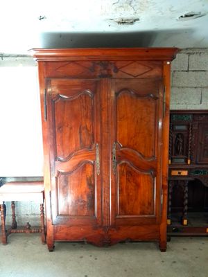 Armoire en noyer mouluré et sculpté de corbeilles fleuries, …