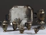 un plateau en argent avec des tasses en argent et un miroir