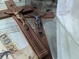 une croix en bois exposée dans une vitrine