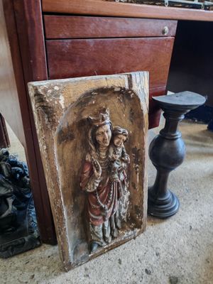 une photo d'une statue posée par terre à côté d'une table