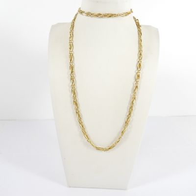 gros plan d'un collier sur un mannequin sur fond blanc