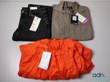 trois paires de chemises et de pantalons pour homme posées sur une table