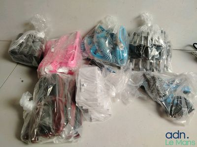 Plusieurs paires de ciseaux sont emballées dans des sacs en plastique sur une table